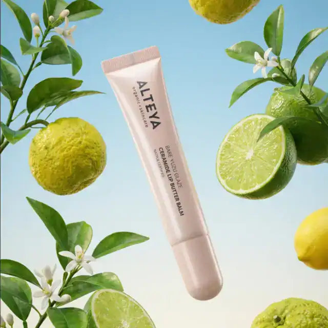 Био гланц за устни със серамиди BARE YUZU GLAZE Alteya Organics, показан с лимони и зелени листа, подчертаващ естествената красота и хидратация.
