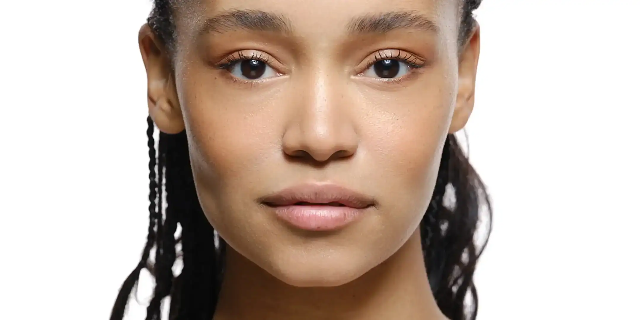 Млада жена с естествено изглеждащи устни, носеща био гланц NUDE TOFFEE BROWN от Alteya Organics, подходящ за ежедневна грижа и красота.