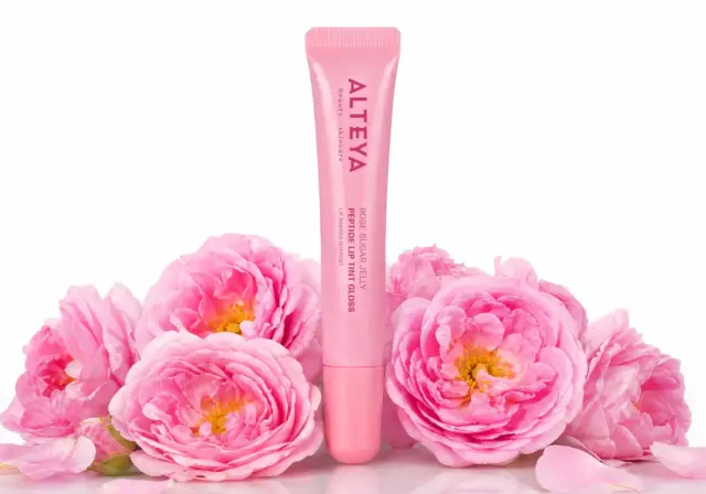 Поставен върху розови цветя, алтея органик гланц за устни ROSE SUGAR JELLY, подчертава естествената красота и блясък на устните.