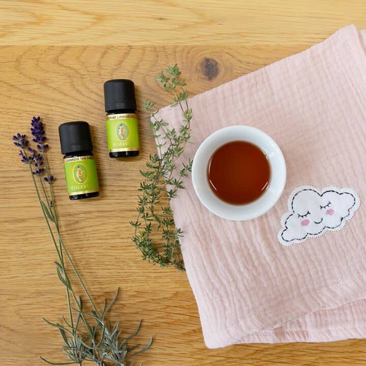 Домашен лек за кашлица: Разтривка за деца Здравословен етеричен масло за релаксация, отпускащи аромати и натурална грижа за тялото, подходящо за ароматерапия, масаж, и домашна грижа.